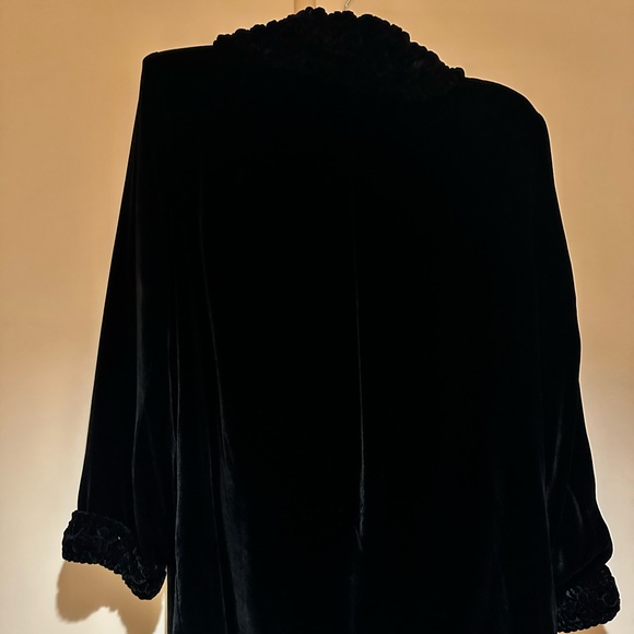 GORGEOUS BLACK VELVET JACKET WITH EMBELLISHED ACCENTS SIZE LARGE - Picture 3 of 8
